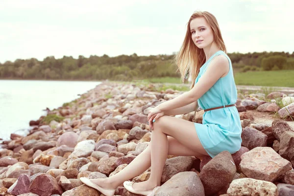 Молодая Красивая Блондинка Сидит Скалах Берегу Реки — стоковое фото