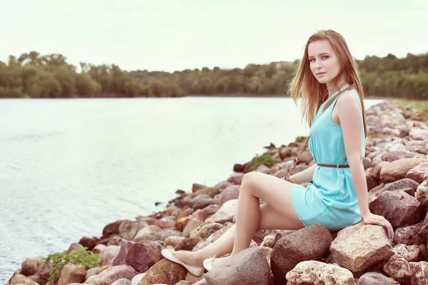 Mladá Krásná Blondýnka Sedí Skalách Břehu Řeky — Stock fotografie