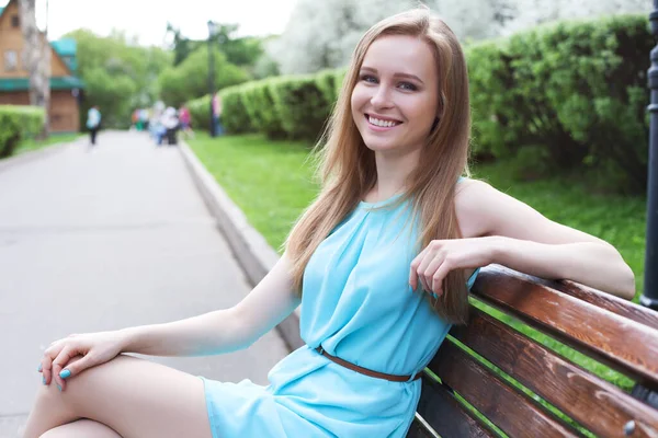 Młoda Piękna Blondynka Siedzi Ławce Parku Uśmiecha Się — Zdjęcie stockowe