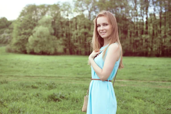 Jovem Linda Menina Loira Vestido Azul Passeio Primavera Parque Esbelto — Fotografia de Stock