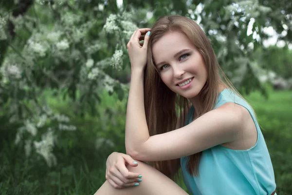 Retrato Uma Jovem Loira Vestido Azul Árvores Flores — Fotografia de Stock