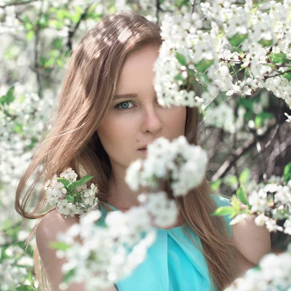 Retrato Uma Jovem Loira Vestido Azul Macieiras Flores — Fotografia de Stock
