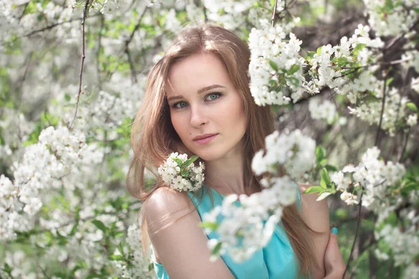 Retrato Uma Jovem Loira Vestido Azul Macieiras Flores — Fotografia de Stock