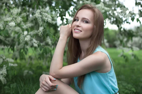 Retrato Uma Jovem Loira Vestido Azul Ela Está Sentada Relva — Fotografia de Stock