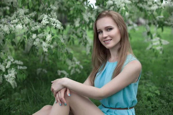 Retrato Una Joven Rubia Con Vestido Azul Ella Está Sentada —  Fotos de Stock