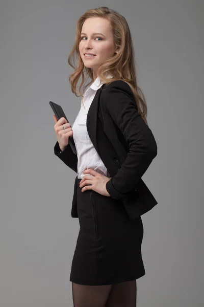 セクシーな女性のビジネスポートレート 灰色の背景で — ストック写真