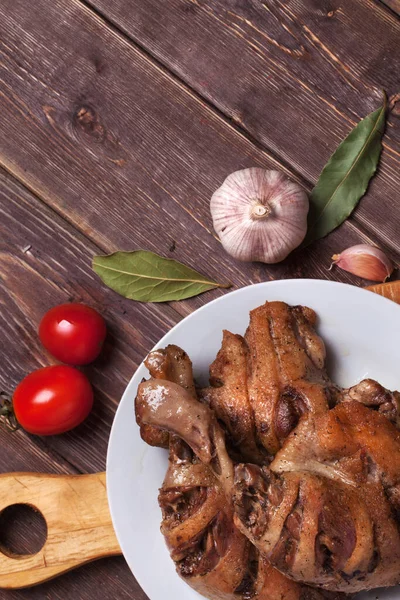 Baharatlı ördek budu. Tabakta. arkaplan tahta tablo