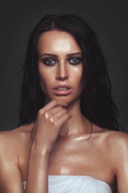 Seksi kızmış. Islak güzellik portresi stüdyosu.