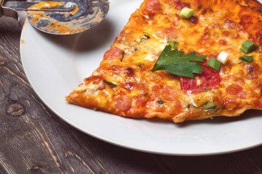 Klasik ev yapımı İtalyan pizza dilimi.