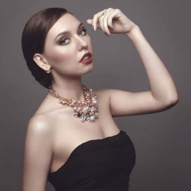 İnci derisi, siyah elbise, stüdyo moda portresi. 