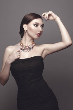 İnci derisi, siyah elbise, stüdyo moda portresi. 