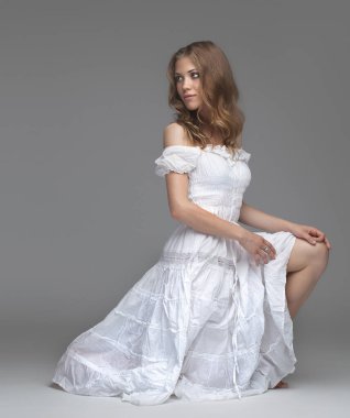 Stüdyodaki sarışın güzel kızın portresi. gri arkaplanda