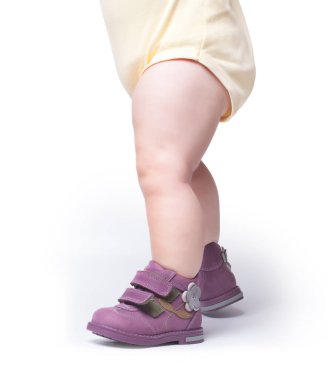 Şık bebek botların içine giriyor. beyaz arkaplanda izole