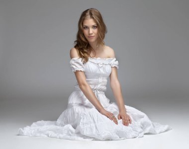 Stüdyodaki sarışın güzel kızın portresi. gri arkaplanda