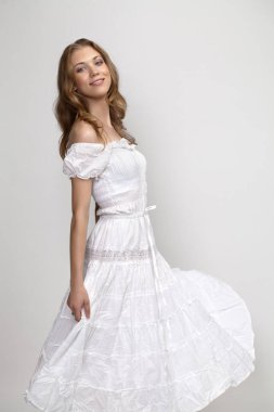 Stüdyodaki sarışın güzel kızın portresi. gri arkaplanda 