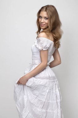 Stüdyodaki sarışın güzel kızın portresi. gri arkaplanda 