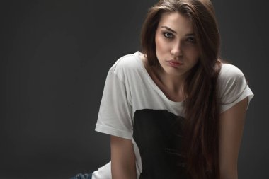 Güzel kız stüdyoda gri arka planda poz veriyor. Moda portresi. Makyaj malzemesi. Uzun saçlı.. 