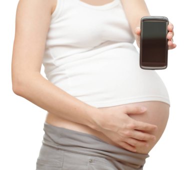 Hamile kadının karnı. Elinde cep telefonu var. beyaz arkaplanda izole edilmiş