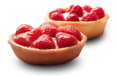 Krema ve böğürtlenli sepet.