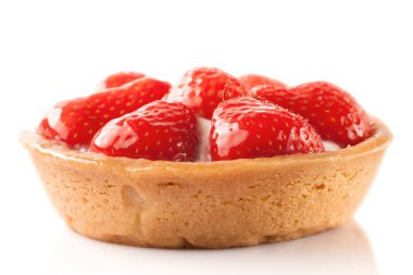 Kremalı ve çilekli sepet, beyaz üzerine. 