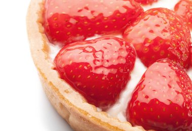 Kremalı ve çilekli sepet, beyaz üzerine.