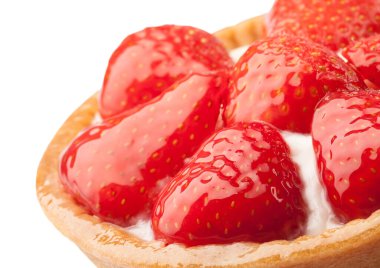 Kremalı ve çilekli sepet, beyaz üzerine. 