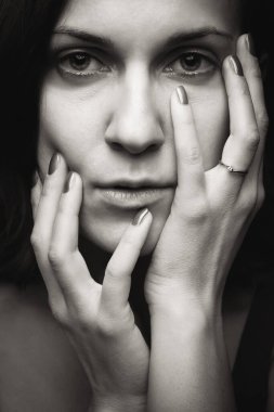 Kızın dramatik portresi. siyah-beyaz