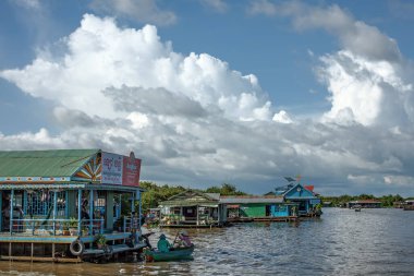 SIEM REAP, CAMBODIA - 25 Eylül 2012 'de Kamboçya halkı Siem Reap, Kamboçya' da Tonle Sap Gölü 'nün yanında yaşamaktadır. Bu, SE Asya 'nın en büyük tatlı su gölü. Köyde yıllık sel baskını. 