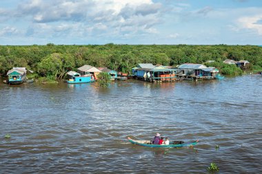 SIEM REAP, CAMBODIA - 25 Eylül 2012 'de Kamboçya halkı Siem Reap, Kamboçya' da Tonle Sap Gölü 'nün yanında yaşamaktadır. Bu, SE Asya 'nın en büyük tatlı su gölü. Köyde yıllık sel baskını. 