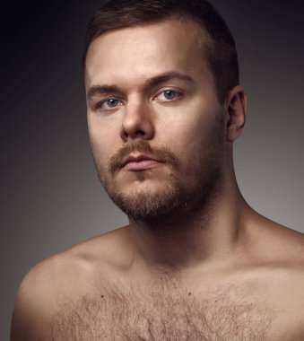 Gri arka plandaki traşlı adamın portresi değil.