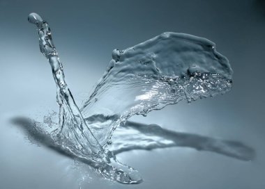 Arka planda mavi su sıçraması 