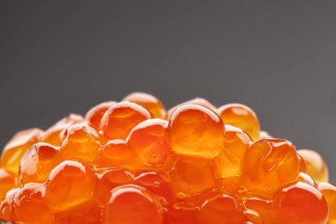 Gri arka planda bir avuç kırmızı havyar