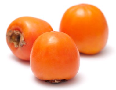 Üç hurma, beyaz bir arkaplanda yalıtılmış. 