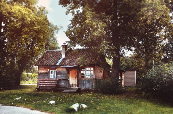 村の家だ 暑い夏の日 — ストック写真