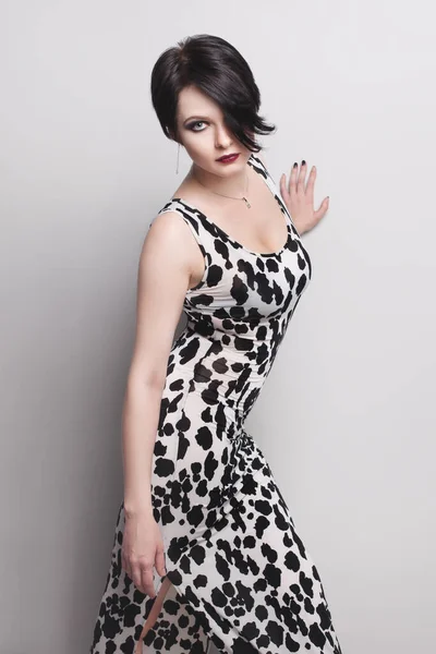 Dívka Pózuje Bílé Kůže Těsné Leopard Šaty Studiu — Stock fotografie