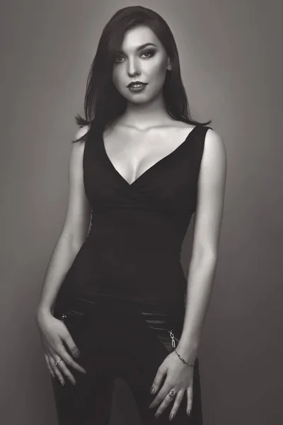 Das Schöne Mädchen Posiert Studio Auf Grauem Hintergrund Modeporträt Make — Stockfoto