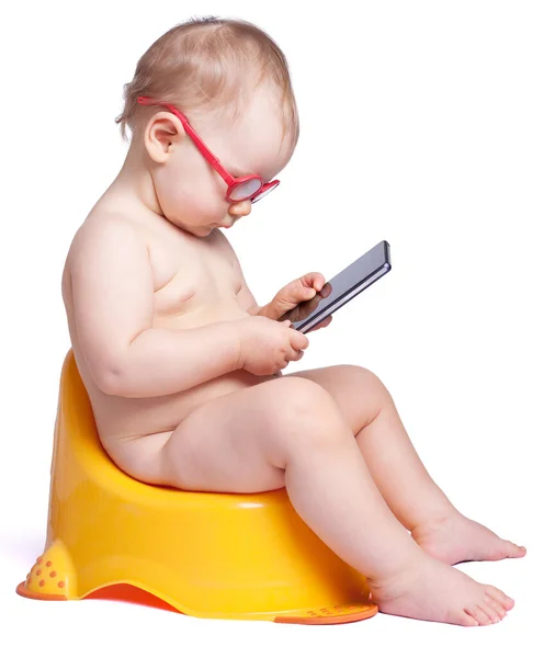 Liten Bebis Med Glasögon Som Sitter Toaletten Och Spelar Telefon — Stockfoto