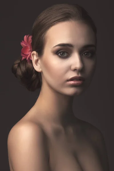 暗い背景の若い美しい少女のスタジオの肖像画 — ストック写真