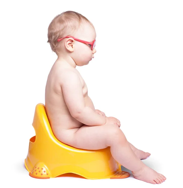 Liten Bebis Med Glasögon Sitter Toaletten Isolerad Vit Bakgrund — Stockfoto