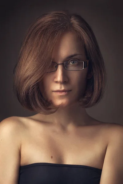 안경을 아름다운 소녀의 갈색으로 있습니다 — 스톡 사진