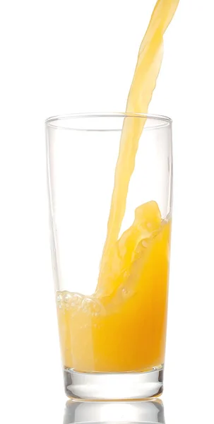 Orangensaft Fließt Einem Glas Auf Weißem Hintergrund Isoliert — Stockfoto