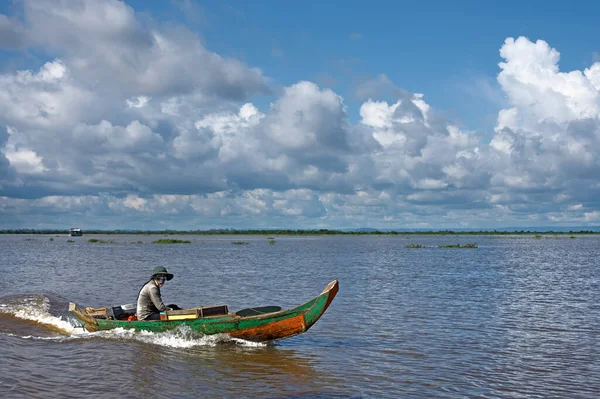 Asya 'da teknede, yüzü kapalı bir balıkçı.
