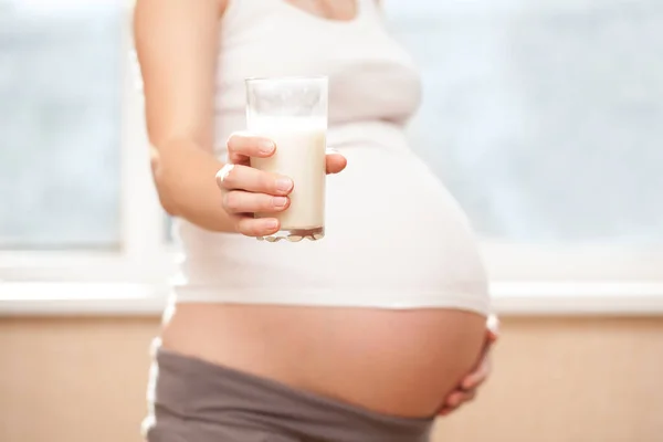 Zwanger Meisje Melk Glas Kamer — Stockfoto