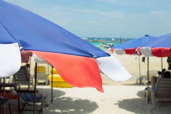 Parasole Leżakach Plaży — Zdjęcie stockowe