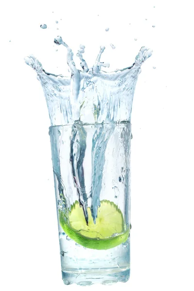 Zitrone Fiel Ein Glas Mit Wasser Isoliert Auf Weiß — Stockfoto