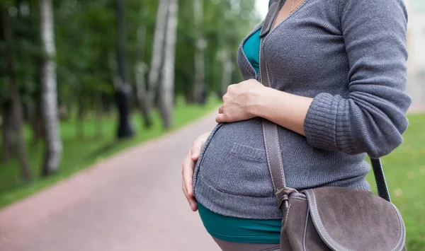 Ciężarna Kobieta Spaceruje Parku — Zdjęcie stockowe