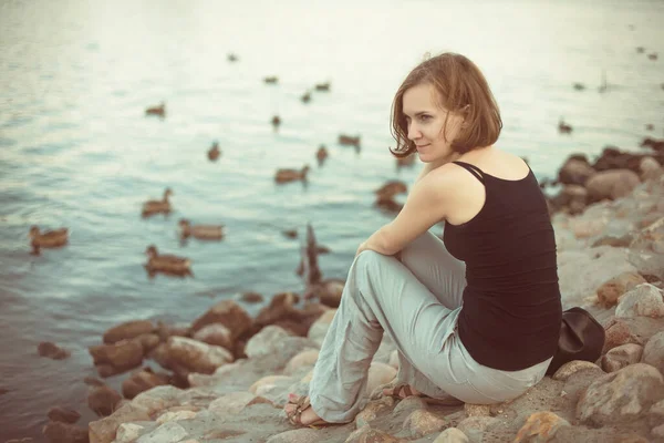 Menina Bonita Jovem Descansa Margem Rio — Fotografia de Stock