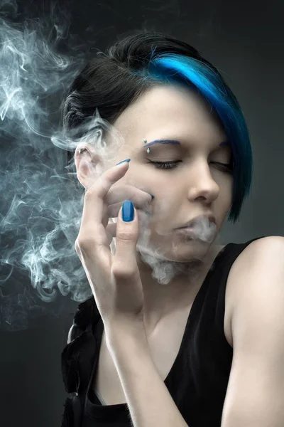 Das Schöne Sexy Mädchen Mit Den Blauen Haaren Rauchen — Stockfoto