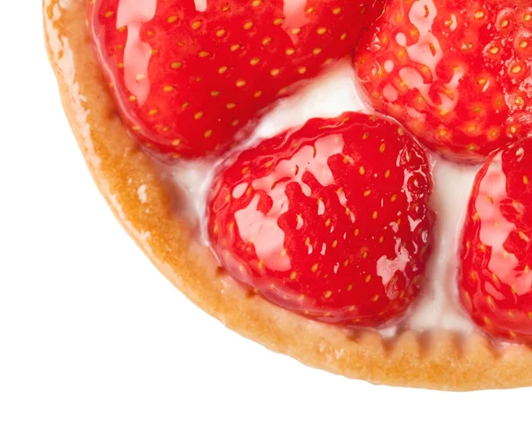 Kremalı ve çilekli sepet, beyaz üzerine. 