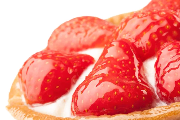 Kremalı ve çilekli sepet, beyaz üzerine. 